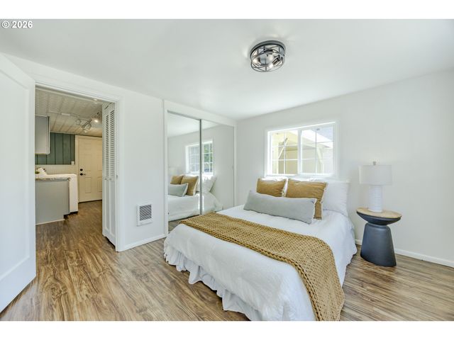 1222 E St, Springfield, OR 97477