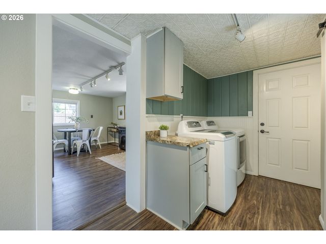 1222 E St, Springfield, OR 97477