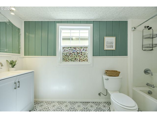 1222 E St, Springfield, OR 97477