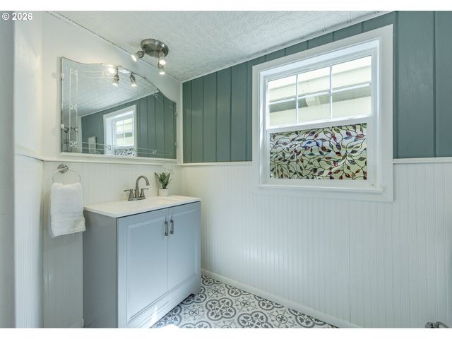 1222 E St, Springfield, OR 97477