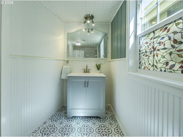 1222 E St, Springfield, OR 97477