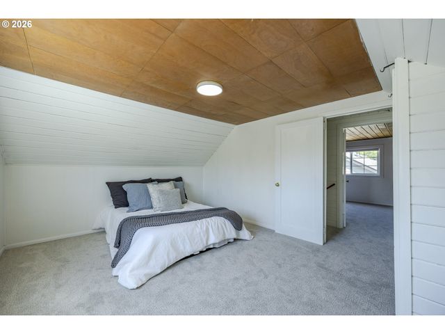 1222 E St, Springfield, OR 97477