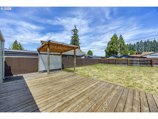 1222 E St, Springfield, OR 97477