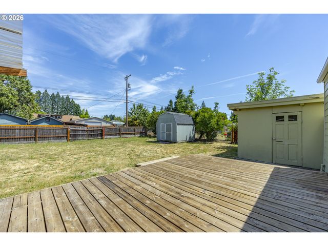 1222 E St, Springfield, OR 97477