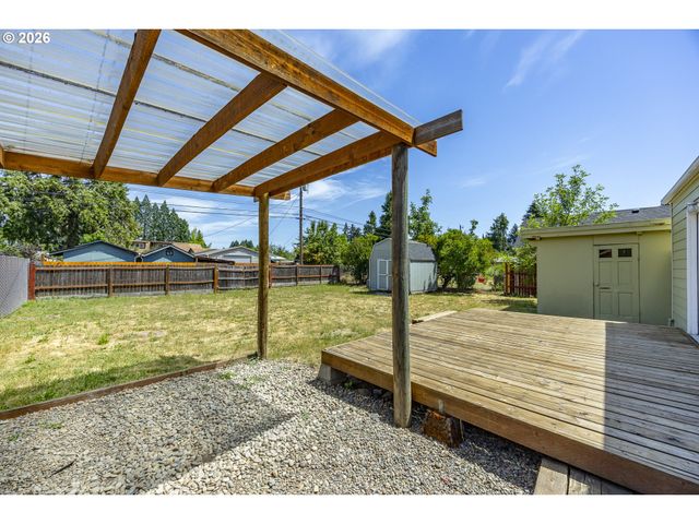 1222 E St, Springfield, OR 97477
