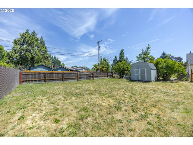 1222 E St, Springfield, OR 97477