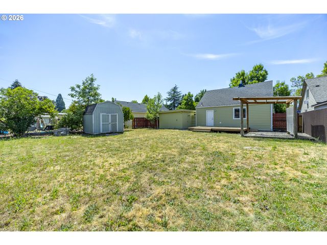 1222 E St, Springfield, OR 97477