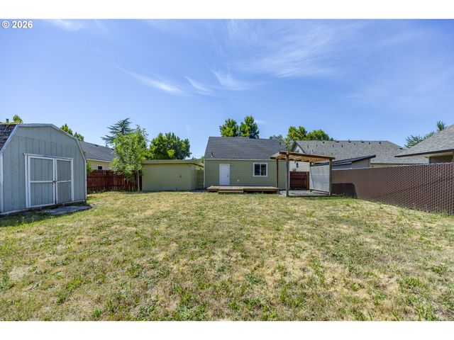 1222 E St, Springfield, OR 97477