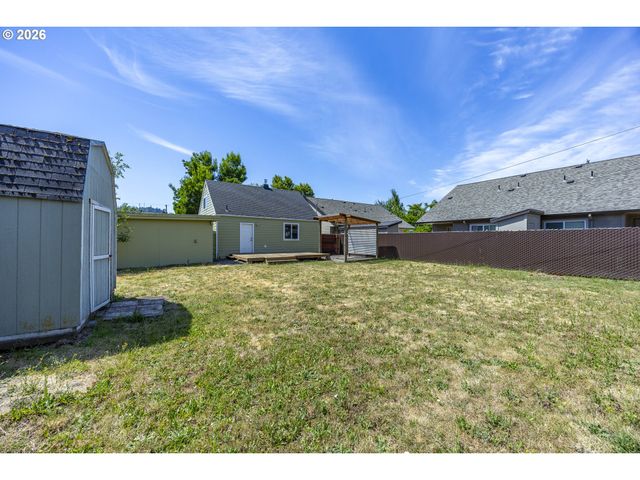 1222 E St, Springfield, OR 97477