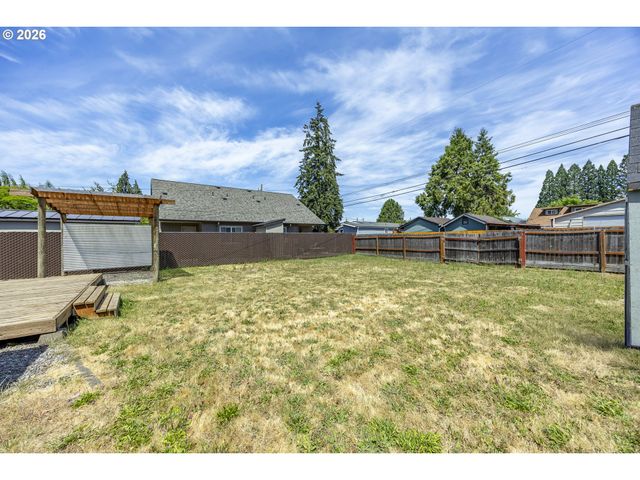 1222 E St, Springfield, OR 97477