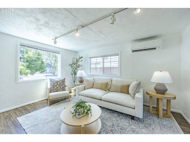 1222 E St, Springfield, OR 97477