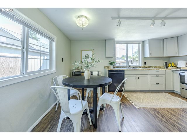 1222 E St, Springfield, OR 97477