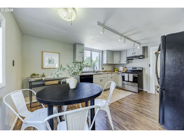 1222 E St, Springfield, OR 97477