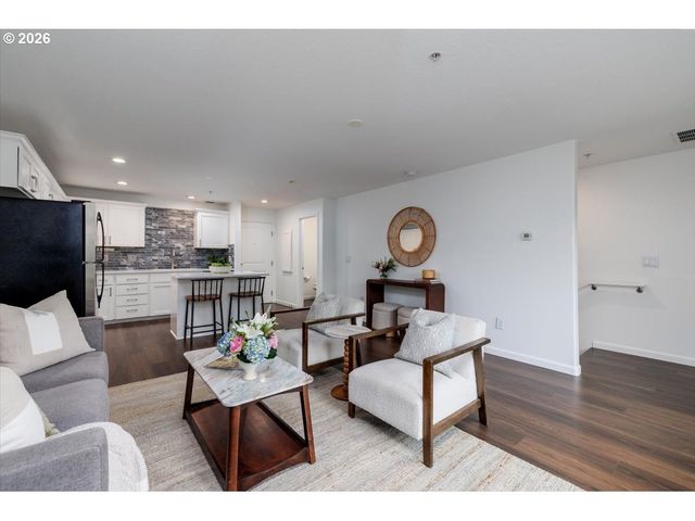 22582 Sw MAIN St 303, Sherwood, OR 97140