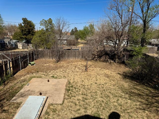 411 E Kingman Avenue, Canadian, TX 79014