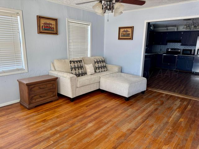 411 E Kingman Avenue, Canadian, TX 79014