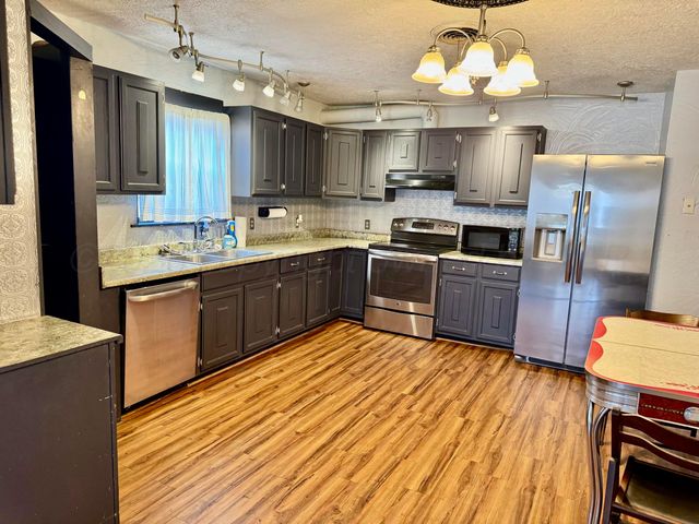 411 E Kingman Avenue, Canadian, TX 79014