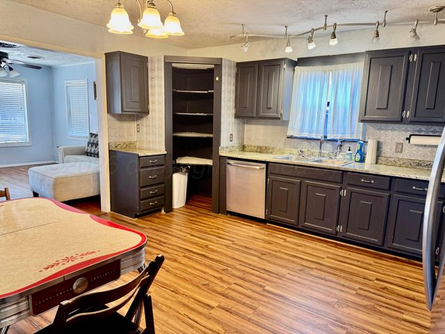 411 E Kingman Avenue, Canadian, TX 79014