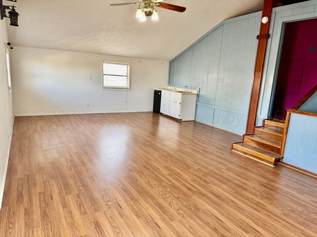 411 E Kingman Avenue, Canadian, TX 79014