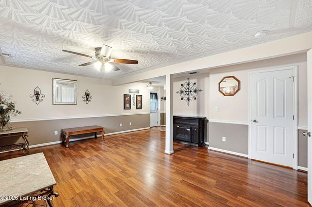 8417 Calm Ln, Louisville, KY 40219