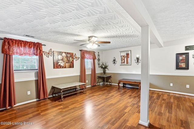 8417 Calm Ln, Louisville, KY 40219
