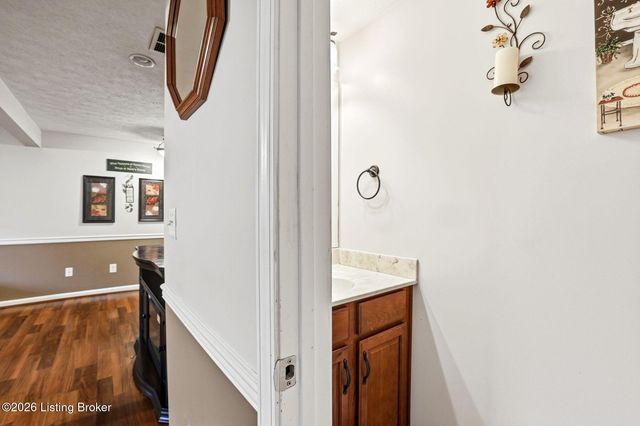 8417 Calm Ln, Louisville, KY 40219