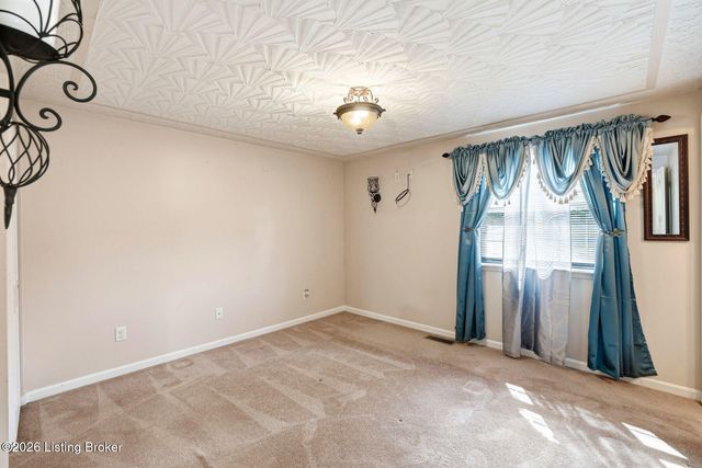 8417 Calm Ln, Louisville, KY 40219