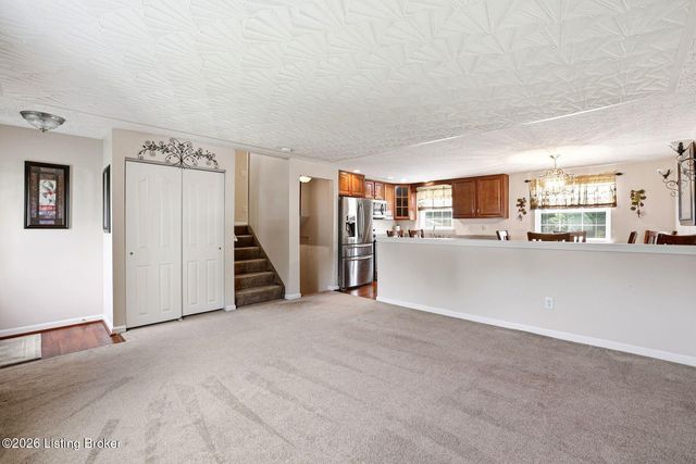 8417 Calm Ln, Louisville, KY 40219