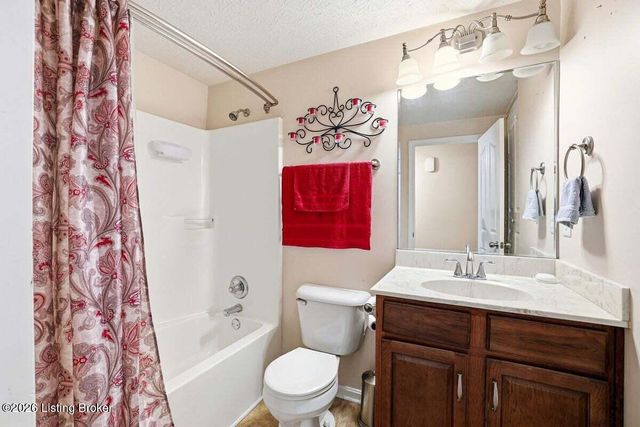8417 Calm Ln, Louisville, KY 40219