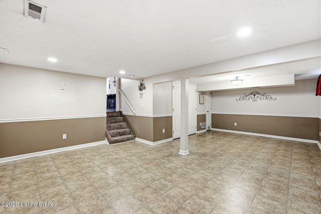 8417 Calm Ln, Louisville, KY 40219