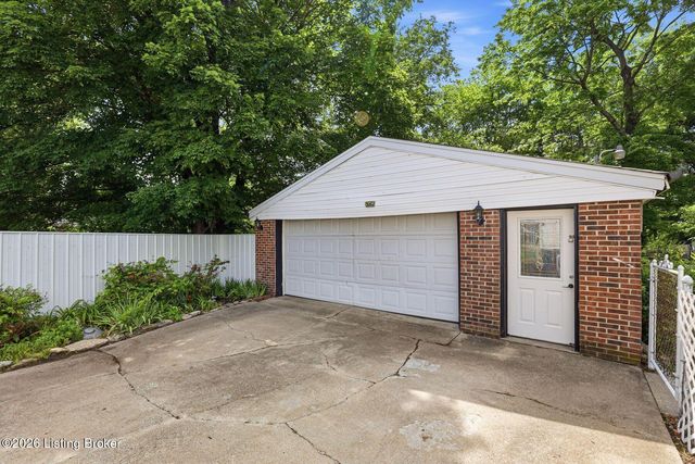 8417 Calm Ln, Louisville, KY 40219