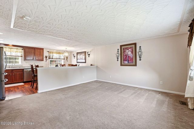 8417 Calm Ln, Louisville, KY 40219