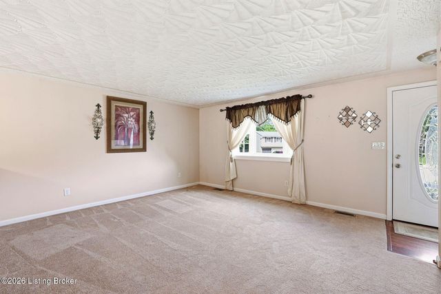 8417 Calm Ln, Louisville, KY 40219