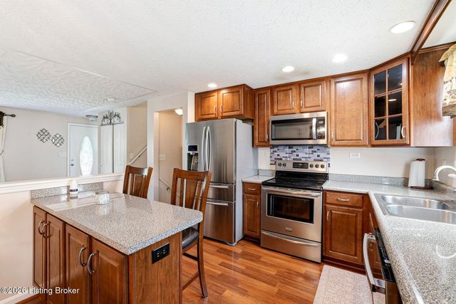 8417 Calm Ln, Louisville, KY 40219
