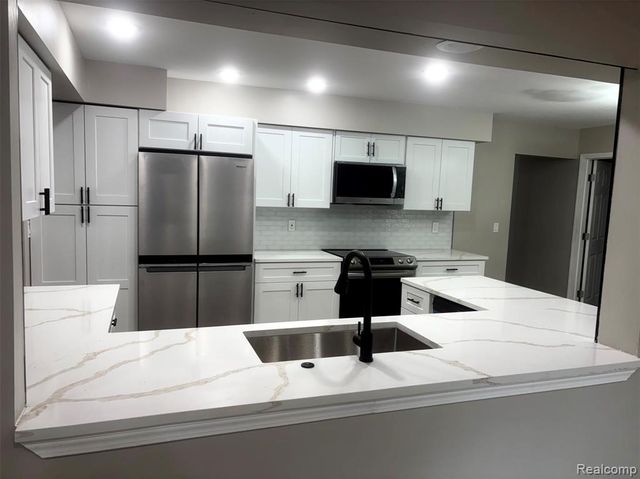 29621 Fernhill Drive, Farmington Hills, MI 48334