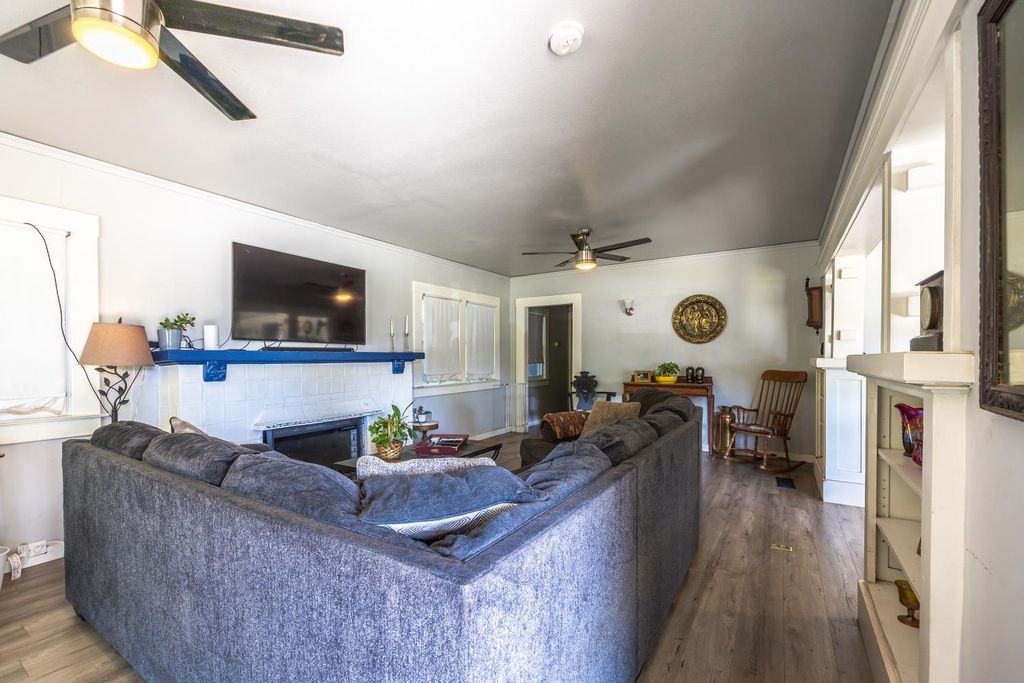 Image 12 of property listing at 3463 E Kerckhoff Avenue, Fresno, CA 93702