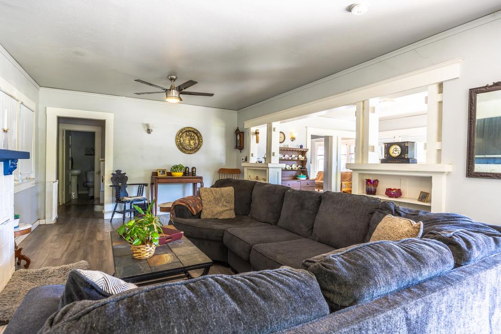 Image 13 of property listing at 3463 E Kerckhoff Avenue, Fresno, CA 93702