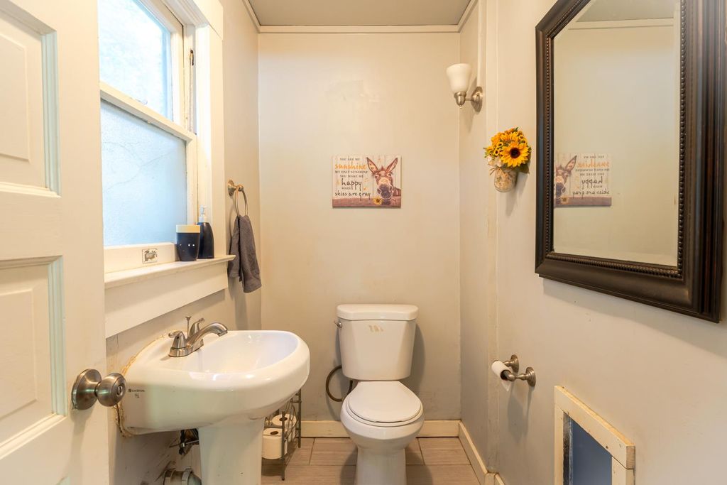 Image 26 of property listing at 3463 E Kerckhoff Avenue, Fresno, CA 93702