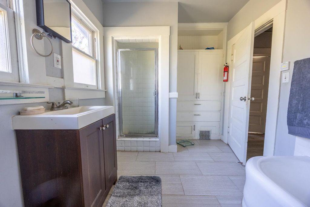 Image 29 of property listing at 3463 E Kerckhoff Avenue, Fresno, CA 93702