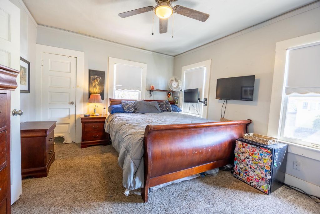 Image 32 of property listing at 3463 E Kerckhoff Avenue, Fresno, CA 93702