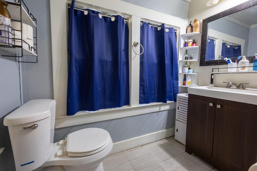 Image 35 of property listing at 3463 E Kerckhoff Avenue, Fresno, CA 93702