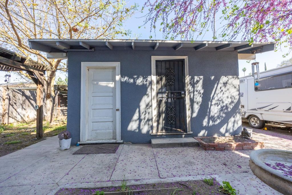 Image 41 of property listing at 3463 E Kerckhoff Avenue, Fresno, CA 93702