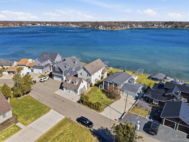 12183 Margaret Drive, Fenton Charter Township, MI 48430