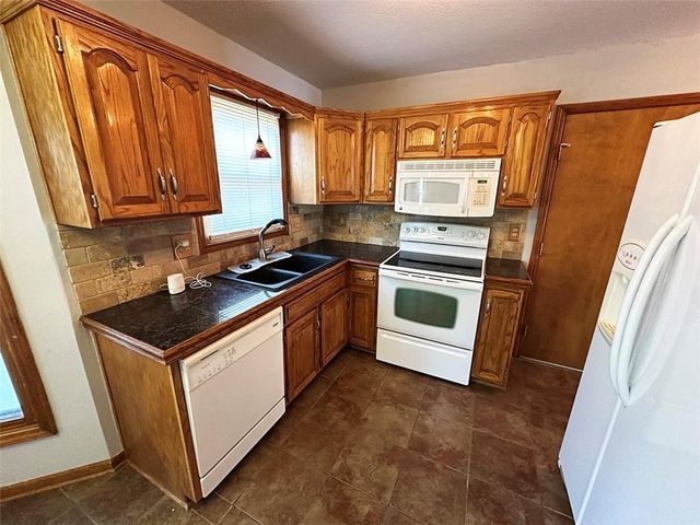 1152 Pacific Circle, Lee's Summit, MO 64081