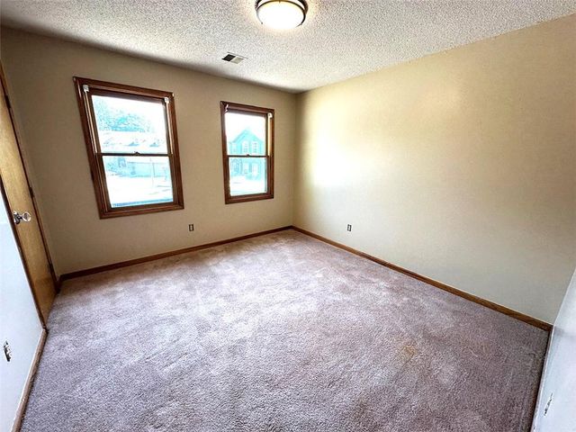 1152 Pacific Circle, Lee's Summit, MO 64081