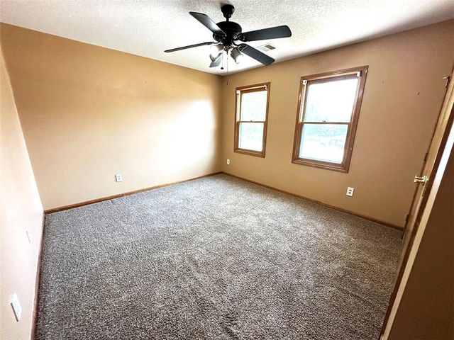 1152 Pacific Circle, Lee's Summit, MO 64081