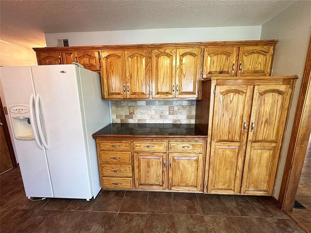 1152 Pacific Circle, Lee's Summit, MO 64081