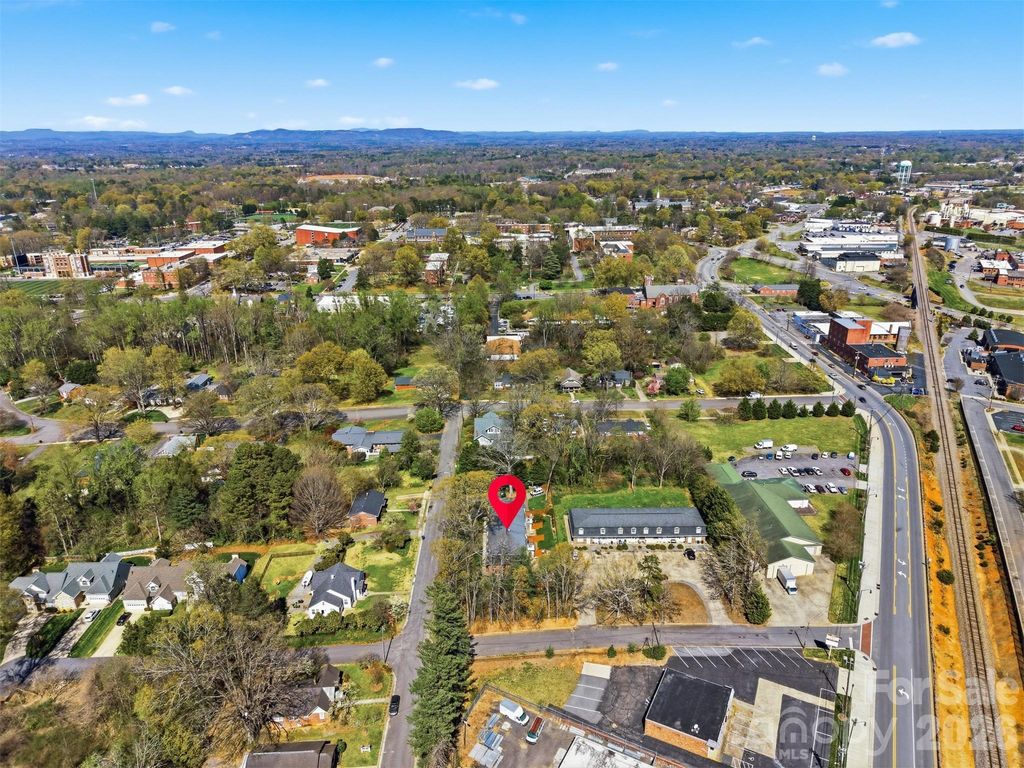 414 7th Street NE, Hickory, NC 28601