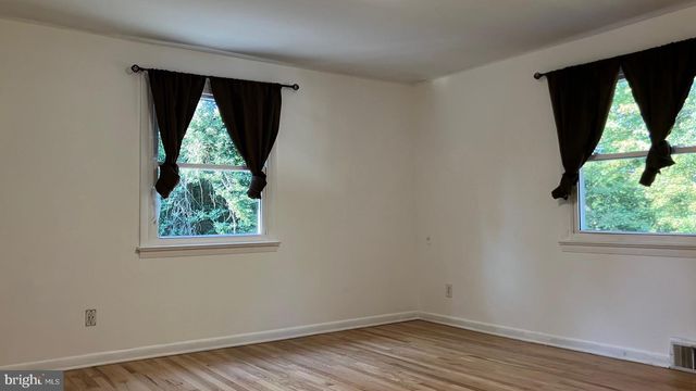 1056 RIVER RD, Trenton, NJ 08628