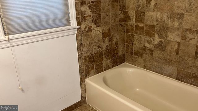 1056 RIVER RD, Trenton, NJ 08628
